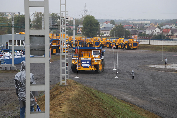 Победителем «Клуба операторов БЕЛАЗ-2024» в Беларуси стал водитель карьерного самосвала БЕЛАЗ из Кузбасса!  