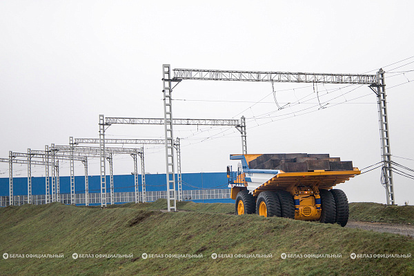 БЕЛАЗ представил новые карьерные самосвалы в своих флагманских семействах 130 и 240 тонн с электродвигателями и генератором альтернативного производителя